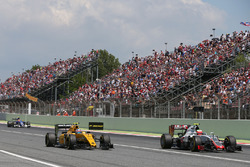 Jolyon Palmer, Renault Sport F1 Team RS16; Esteban Gutierrez, Haas F1 Team VF-16