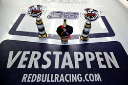 De trofeeën van Max Verstappen en Red Bull Racing