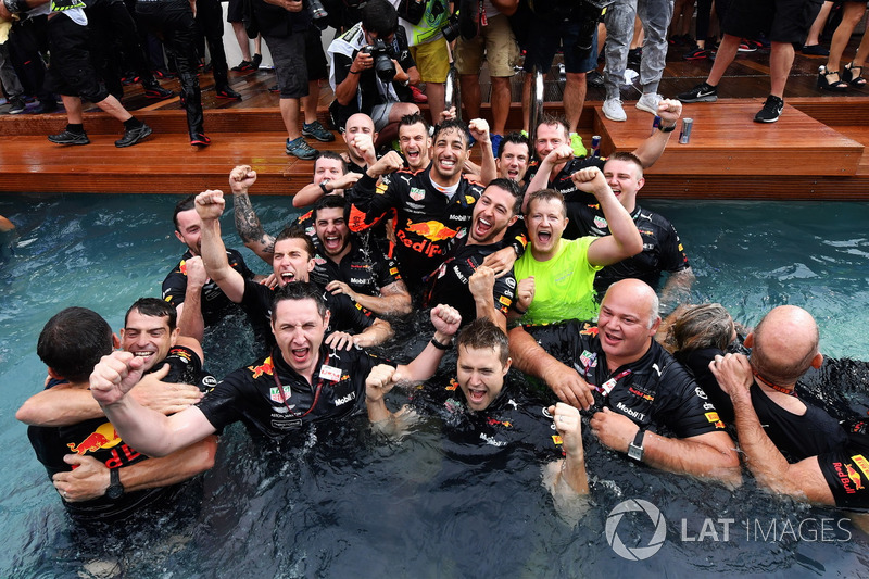 Переможець Даніель Ріккардо, Red Bull Racing, з командою