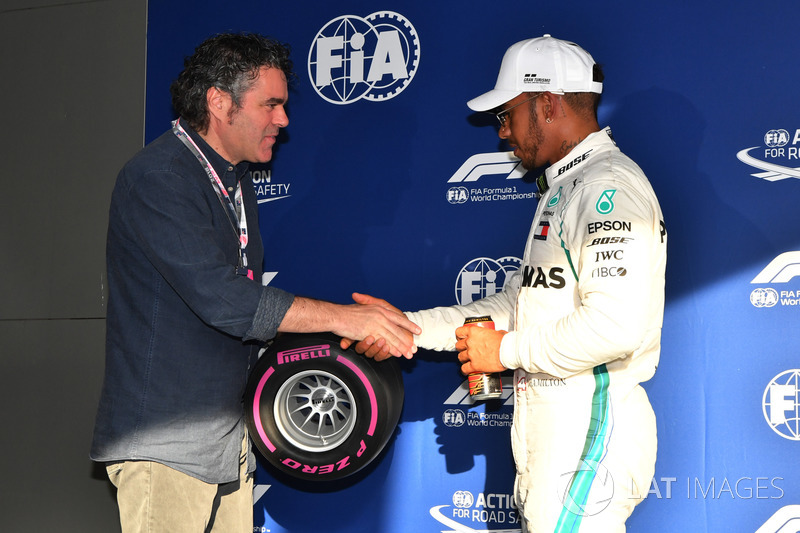 Il poleman Lewis Hamilton, Mercedes-AMG F1 nel parco chiuso