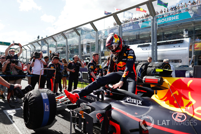 Max Verstappen, Red Bull Racing RB14 Tag Heuer, aracından çıkıyor