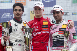 Podium: winnaar Ralf Aron, PREMA Theodore Racing Dallara F317 - Mercedes-Benz, tweede Enaam Ahmed, Hitech Bullfrog GP Dallara F317 - Mercedes-Benz, derde Jehan Daruvala, Carlin Dallara F317 - Volkswagen