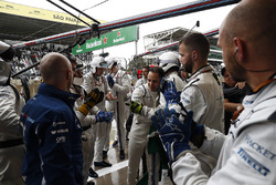 Felipe Massa, Williams, is greeted by his team after crashing
