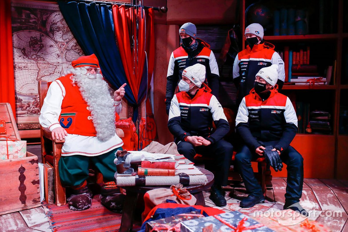 Les pilotes Toyota avec le père noël