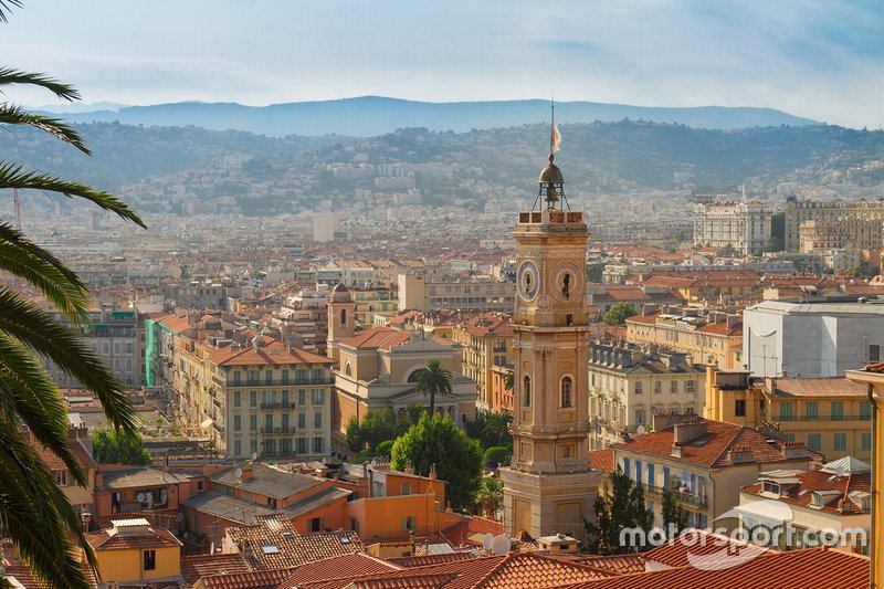 L'iconica torre dell'orologio è il cuore del centro storico di Nizza
