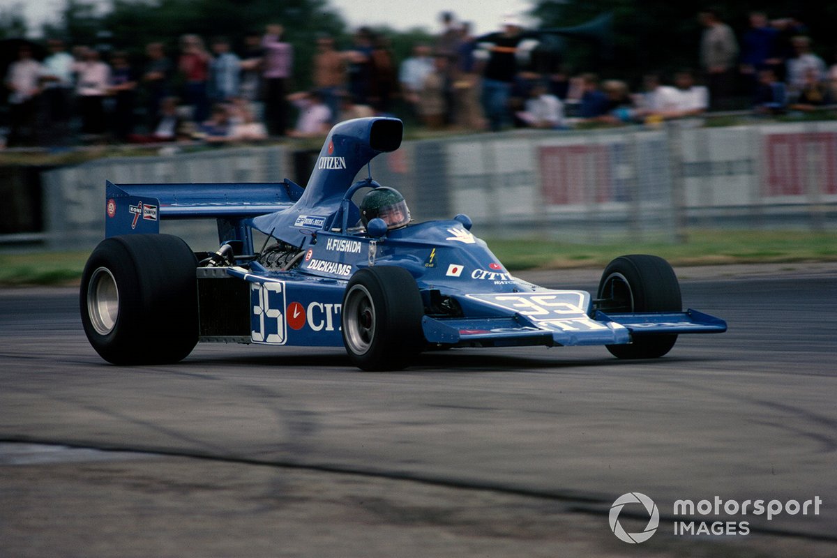 Hiroshi Fushida di atas Maki F101C pda GP Inggris 1975. Tim asli Jepang ini tak mampu bertahan lama di F1 karena mobil yang terlalu berat.