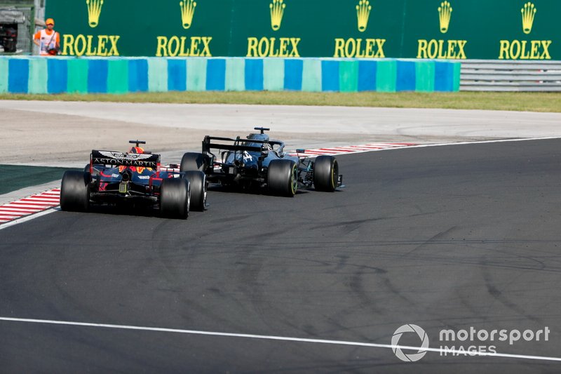 Lewis Hamilton, Mercedes AMG F1 W10 wyprzedza Maxa Verstappena, Red Bull Racing RB15