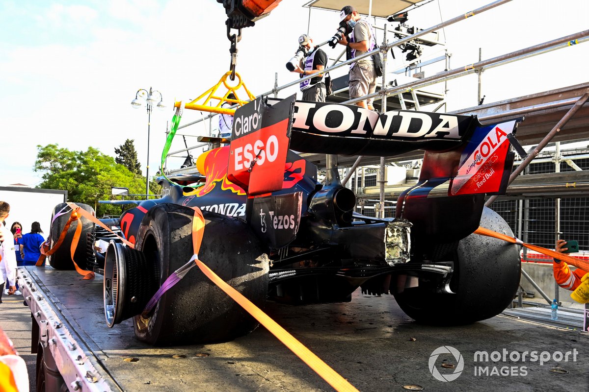 Damage on the car of Max Verstappen, Red Bull Racing RB16B after retiring