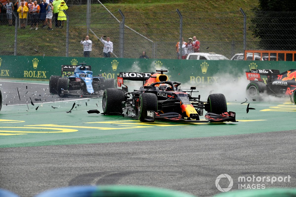 Lando Norris, McLaren MCL35M, Max Verstappen, Red Bull Racing RB16B, y Valtteri Bottas, Mercedes W12, chocan en la salida