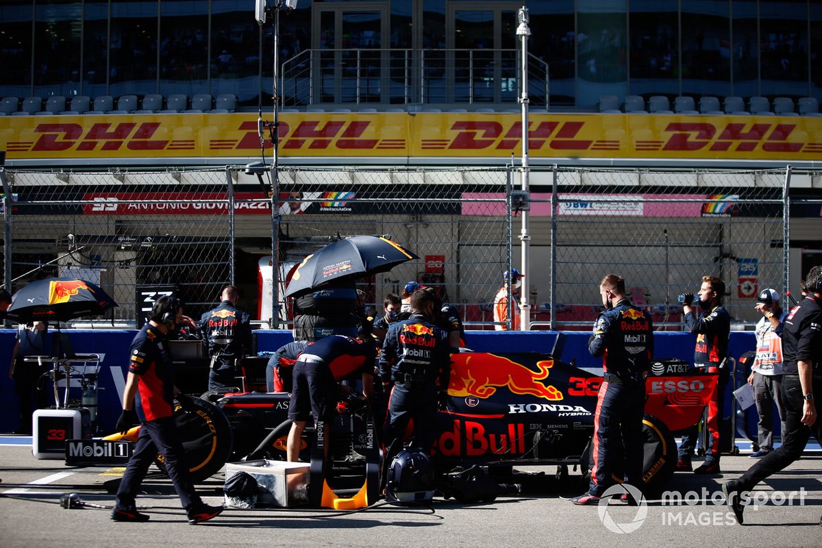 Mechanics on the grid with Max Verstappen, Red Bull Racing RB16