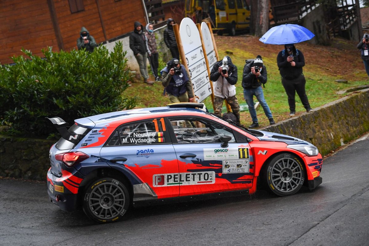 Pereli Hyundai Motorsport, Thierry Neuville, dan navigator Martijn Wydaeghe, tampil dengan Hyundai i20 R5 dalam Reli Il Ciocco e Valle del Serchio, Maret 2021.