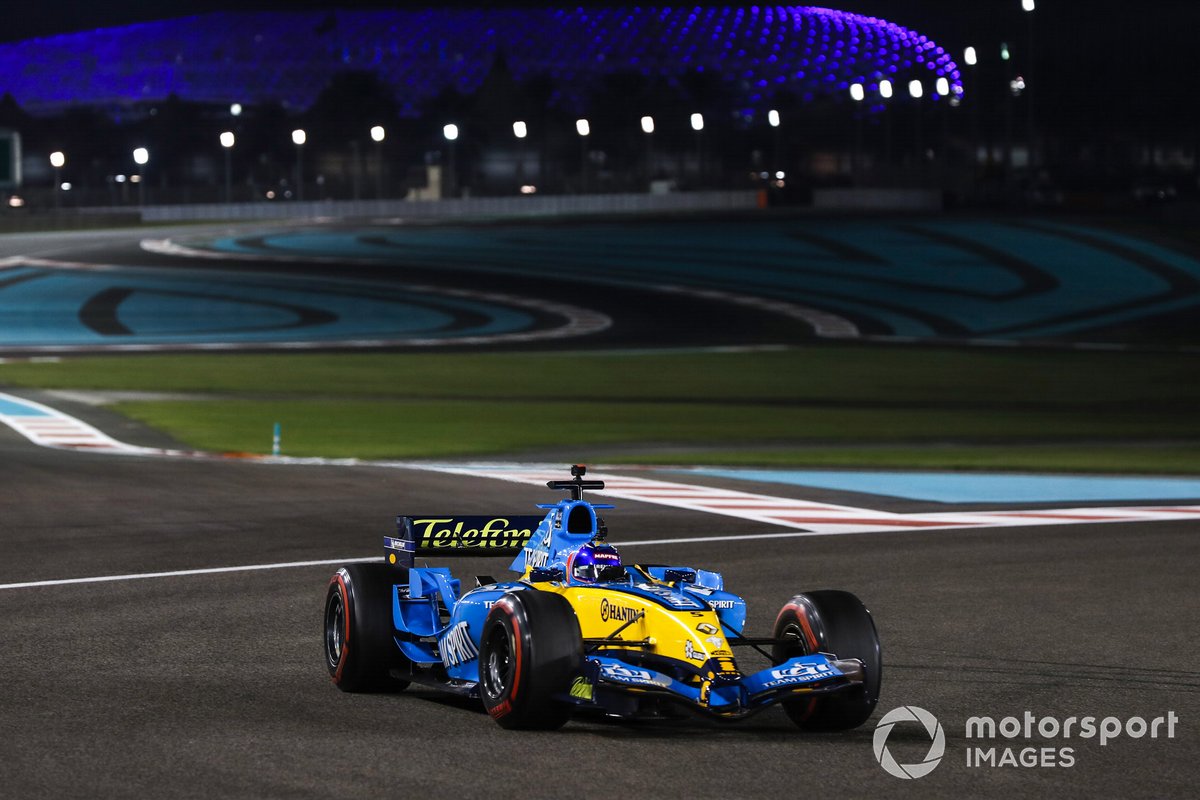 Fernando Alonso mengemudikan Renault R25 di Sirkuit Yas Marina, Abu Dhabi