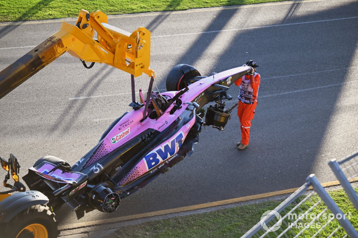 Los comisarios retiran el coche de Esteban Ocon, Alpine A523, al final de la carrera