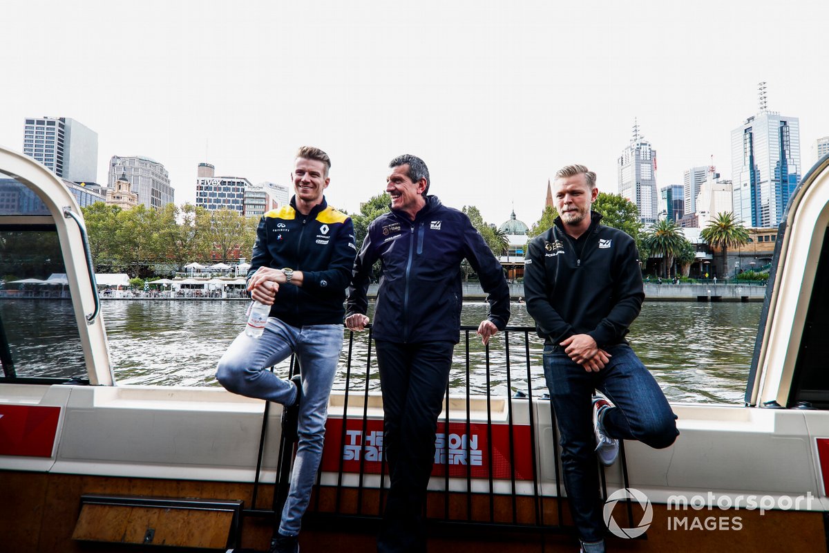 Nico Hulkenberg, Renault F1 Team, Guenther Steiner, Team Principal, Haas F1 and Kevin Magnussen, Haas F1 Team on the way to the Federation Square event