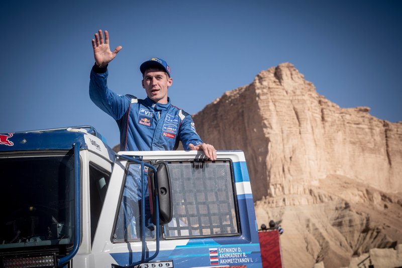 Pereli Tim Kamaz-Master, Dmitry Sotnikov, sejauh ini tampil sangat dominan dalam kategori truk Reli Dakar 2021.