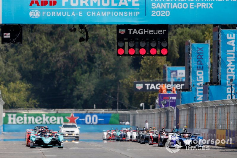 Mitch Evans, Jaguar Racing, Jaguar I-Type 4, Maximilian Günther, BMW I Andretti Motorsports, BMW iFE.20, at the start of the race