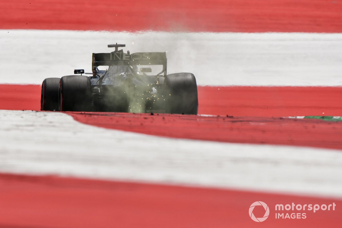 Искры за Mercedes F1 W11 EQ Performance Льюиса Хэмилтона