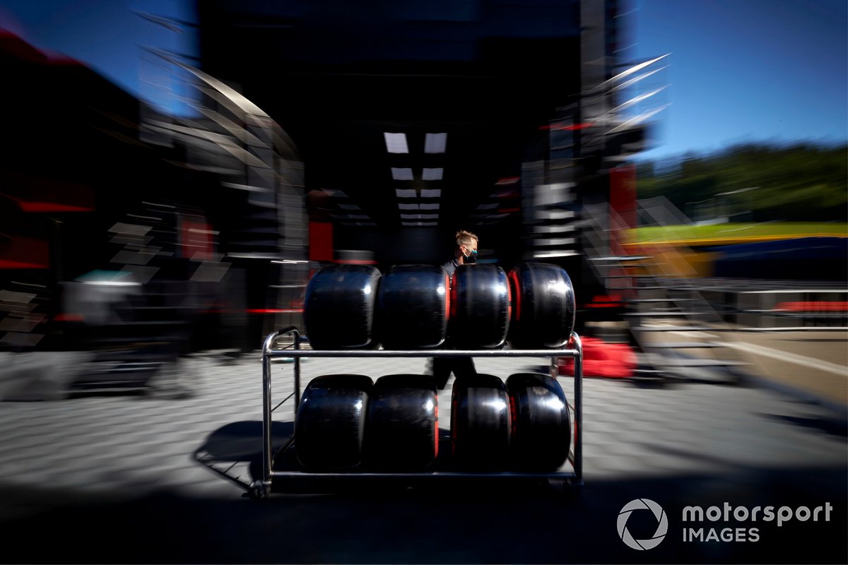 Mercedes-AMG Petronas F1 mechanic with Pirelli tyres