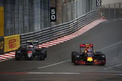 Jenson Button, McLaren Honda F1 Team MP4-31 en Max Verstappen, Red Bull Racing RB12