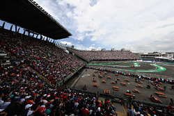 Nico Rosberg, Mercedes AMG F1 W07 Hybrid, Max Verstappen, Red Bull Racing RB12