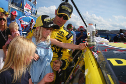 Il vincitore della gara Matt Kenseth, Joe Gibbs Racing Toyota con le figlie Clara, Kaylin e Grace