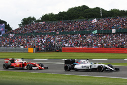 Felipe Massa, Williams FW38 leads Sebastian Vettel, Ferrari SF16-H