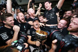 Race winner Nico Rosberg, Mercedes AMG F1 celebrates the Constructors' title with the team