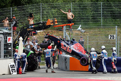 Пошкоджений Scuderia Toro Rosso STR11 Данііла Квята, піднімають краном після аварії під час кваліфік