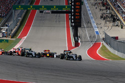 Start: Lewis Hamilton, Mercedes AMG F1 W07 Hybrid aan de leiding