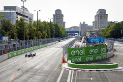 Alan McNish fährt das Formel E Fahrzeug