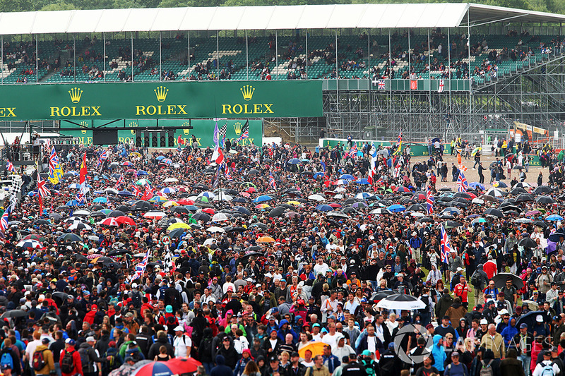 Crowds of fan watch the race at Silverstone