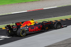 Max Verstappen, Red Bull Racing RB13, front puncture