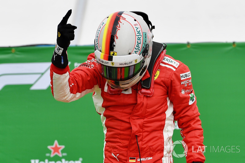 El ganador de la carrera de Canadá, Sebastian Vettel, Ferrari, celebra en parc ferme