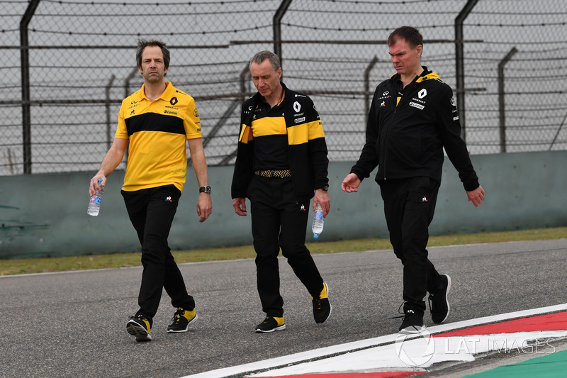 Сіарон Пілбейм, Renault Sport F1 Team, Боб Белл, Renault Sport F1 Team, та Алан Пермейн, гоночний і