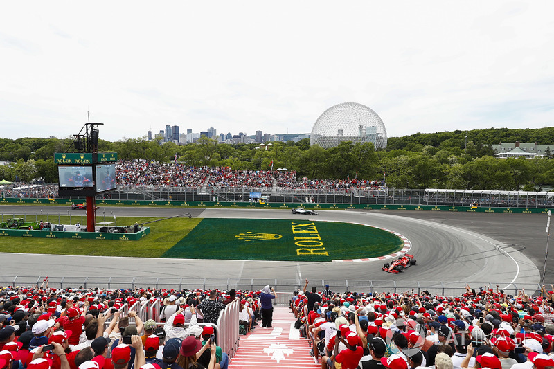 Sebastian Vettel, Ferrari SF71H, precede Valtteri Bottas, Mercedes AMG F1 W09