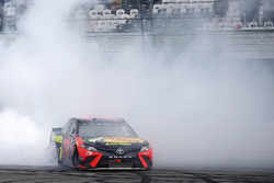 Yarış galibi Martin Truex Jr., Furniture Row Racing, Toyota Camry Bass Pro Shops/5-hour ENERGY