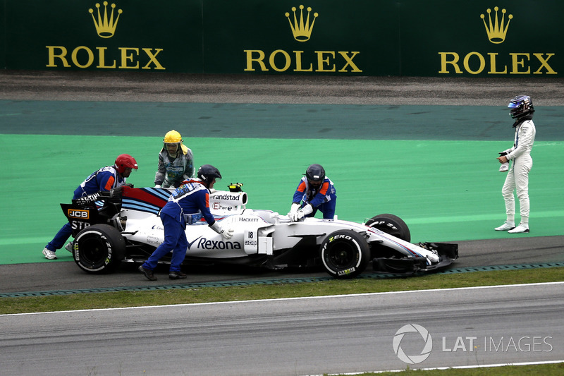 Oficiales recuperan el coche de Lance Stroll, FW40 Williams después de parar en la pista en la PL3
