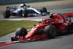 Kimi Raikkonen, Ferrari SF71H, Lewis Hamilton, Mercedes AMG F1 W09