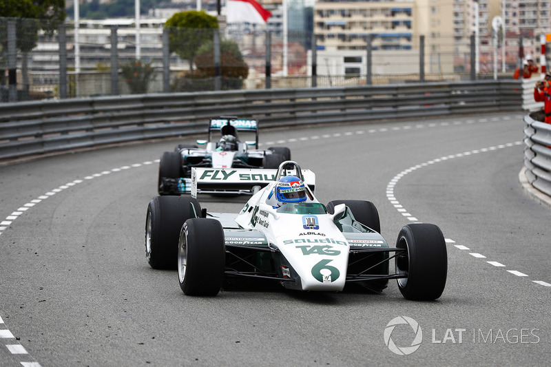 Keke Rosberg si riunisce alla sua Williams FW08 Cosworth del 1982 per un giro dimostrativo con il figlio Nico Rosberg, al volante della sua Mercedes W07 Hybrid del 2016