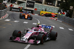 Esteban Ocon, Force India VJM11, Fernando Alonso, McLaren MCL33