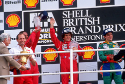 Podyum: Yarış galibi Alain Prost, McLaren, 2. Nigel Mansell, Ferrari, 3. Alessandro Nannini, Benetto