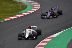 Шарль Леклер, Alfa Romeo Sauber C37, и Пьер Гасли, Scuderia Toro Rosso STR13