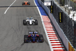 Daniil Kvyat, Scuderia Toro Rosso STR12, Lance Stroll, Williams FW40 y Stoffel Vandoorne, McLaren MC