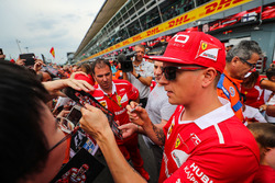 Kimi Raikkonen, Ferrari signs autographs for the fans