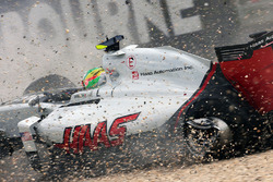 Esteban Gutierrez, Haas F1 Team VF-16, va fuori pista dopo il contatto con Alonso