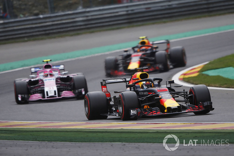 Daniel Ricciardo, Red Bull Racing RB14, devant Esteban Ocon, Racing Point Force India VJM1, et Max Verstappen, Red Bull Racing RB14