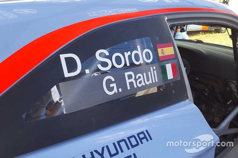 Dettaglio dei nomi di Dani Sordo, Hyundai Motorsport e Giacomo Rauli, giornalista di Motorsport.com