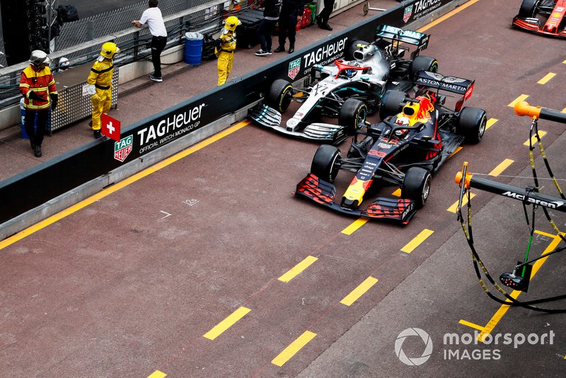 Valtteri Bottas, Mercedes AMG W10 et Max Verstappen, Red Bull Racing RB15 en lutte