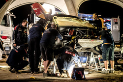 Mechanics working on the car of #106 Peugeot Sport Peugeot 3008 DKR: Stéphane Peterhansel, Jean-Paul
