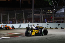 Jolyon Palmer, Renault Sport F1 Team RS17 leads Lance Stroll, Williams FW40 and Stoffel Vandoorne, M